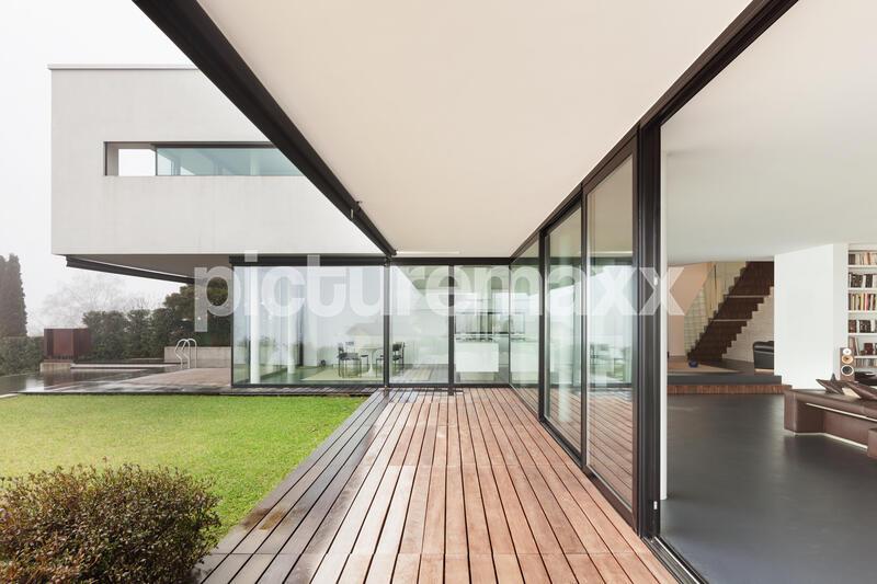 Innenraum einer modernen Villa, Blick von der Veranda Architektur